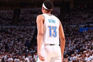 末節(jié)獨(dú)得13分主導(dǎo)逆轉(zhuǎn)！吉昂：拼盡全力去打 整個(gè)季前賽都是這樣