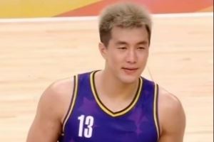 郭艾倫聚星名人賽狂砍43分率隊(duì)贏球 獲得個(gè)人首個(gè)MVP獎(jiǎng)杯