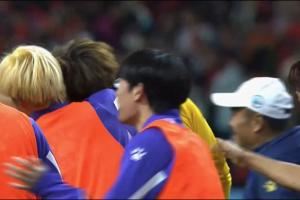 南通取勝最大功臣??替補(bǔ)門(mén)將蔡天龍連撲兩點(diǎn)，隊(duì)友“拍頭”慶祝