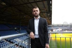 威爾希爾執(zhí)教盧頓首秀輸球，被嘲諷“你明天就要被炒魷魚(yú)”