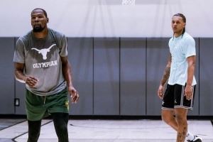 班凱羅談和杜蘭特一起訓(xùn)練：他的命中率能達(dá)到85% 這太強(qiáng)了