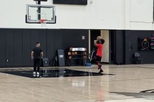 小伙子會來事！亨德森加練投籃 陪他訓(xùn)練的是楊瀚森的翻譯劉老師