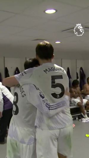 英雄凱旋！馬奎爾賽后回到更衣室，隊友拍頭鼓掌歡迎+B費搞怪慶祝
