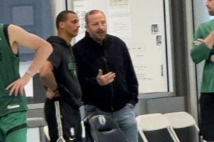 錫伯杜現(xiàn)身綠軍訓(xùn)練館！布朗：他講述上賽季尼克斯如何擊敗我們