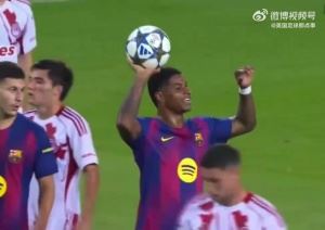 【高情商】梅開二度的拉什福德將比賽用球扔給帽子戲法的費爾明