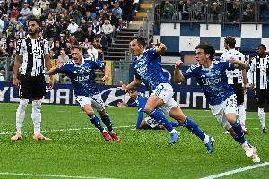 衛(wèi)報：巴薩與黃潛的海外賽被取消后，米蘭與科莫的海外比賽或泡湯