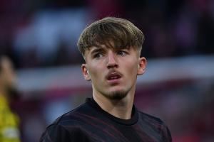 記者：拜仁對小將卡爾保持謹(jǐn)慎，不愿他陷入是否參加世界杯的爭論