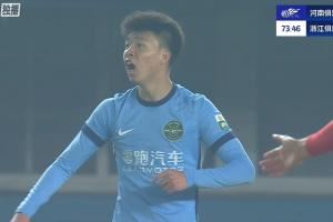 何超故意手球染黃，裁判未吹浙江有利進攻，王鈺棟憤怒砸球