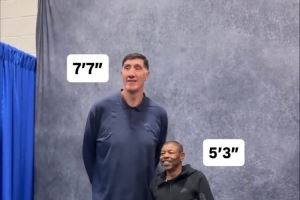 最萌身高差！NBA名宿博格斯&穆雷桑合影 一個(gè)1米60 一個(gè)2米31