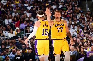 東契奇能賽季場(chǎng)均40分？里夫斯：是的他太棒了 這真是不可思議