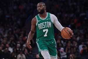 雙拳難敵四手！杰倫布朗25中12&15罰12中空砍全場(chǎng)最高的41分