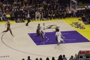 攻防建功！海斯搶斷后速推反擊 助攻里夫斯上籃得手