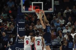 莫蘭特突破分球 蘭代爾接球強(qiáng)起雙手隔扣斯圖爾特