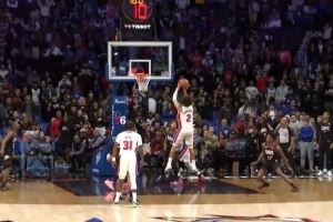 大將之風(fēng)！康寧漢姆預(yù)判包夾搶沖內(nèi)線 高難度轉(zhuǎn)身跳投命中關(guān)鍵2分