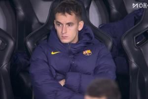 有點蒼涼...賽前不適被奧爾莫臨時替換，卡薩多出現(xiàn)在巴薩替補席