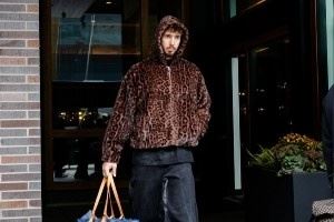 火箭眾將入場穿搭：申京豹紋外套 除亞當斯外全員過冬