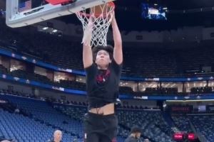 今天有機(jī)會(huì)嗎？楊瀚森賽前熱身秀各種扣籃 三分球也信手拈來