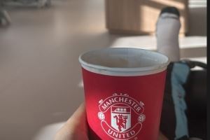 安逸！馬奎爾曬在曼聯(lián)基地喝咖啡照片：卡靈頓的寧靜清晨