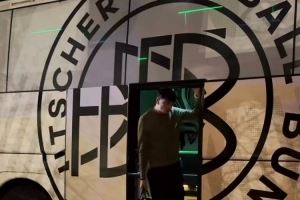 早日康復(fù)！基米希隨隊(duì)抵達(dá)盧森堡，走路仍一瘸一拐