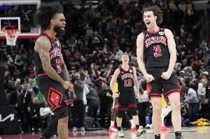 多諾萬：科比·懷特和吉迪身體狀態(tài)良好 相信他們本周就能復出