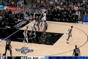 不放棄！威少早早底角等待 接球不猶豫自信三分出手命中！