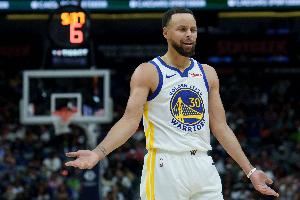 上來就有！庫里擺脫接球突破 后撤步高難度三分空心命中！