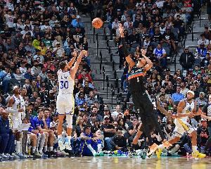 庫里比賽時仍穿UA 但他現(xiàn)在能穿任何品牌&也能夠簽約任何品牌