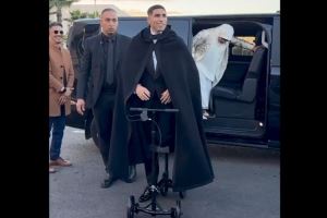 腳踝受傷，阿什拉夫騎特制滑板車出席非洲足球聯(lián)合會頒獎典禮