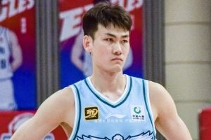 最強二輪秀！媒體人：當(dāng)年腿部骨折 王睿澤單腿堅持練習(xí)三分投射