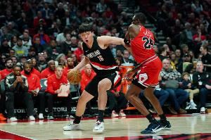 楊瀚森首月略有進(jìn)步但還得繼續(xù)練級 先去G聯(lián)賽證明淺水困不住真龍