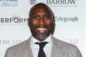 坎貝爾談被熱刺球迷攻擊：到現(xiàn)在都沒人道歉，這跟菲戈的遭遇很像