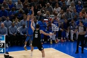 打停開拓者！卡魯索底角迎著楊瀚森補防命中三分球