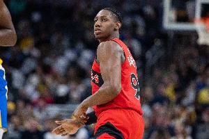 希望沒事！巴雷特扣籃落地后腳踝不適 已返回更衣室