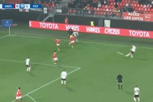 這球真帥！法乙球員35米迎球怒射，皮球直掛死角