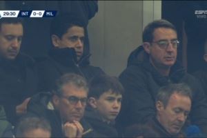 巴黎主席納賽爾現(xiàn)身看臺(tái)，現(xiàn)場觀戰(zhàn)米蘭德比