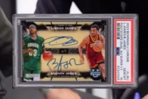 Topps曬詹姆斯父子雙簽球星卡簽名瞬間 此卡二級(jí)市場(chǎng)已達(dá)11.4萬(wàn)刀