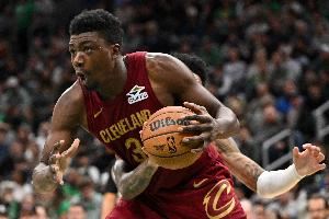 出其不意！米切爾四分衛(wèi)長(zhǎng)傳 助攻托馬斯·布萊恩特輕松快下扣籃