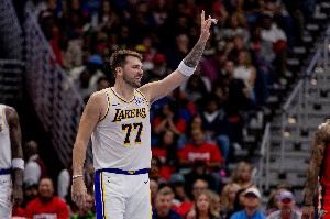 洛城魔法破敵船！東契奇首節(jié)爆砍24分&全場(chǎng)拿下43分9板13助準(zhǔn)三雙