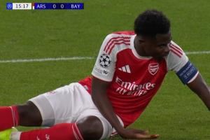 諾伊爾出擊解圍，薩卡鼻子被撞出血隊醫(yī)進(jìn)場處理