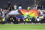 TA：受歐冠對(duì)手捷克球隊(duì)要求，熱刺主場LGBTQ+彩虹大旗被移至別處